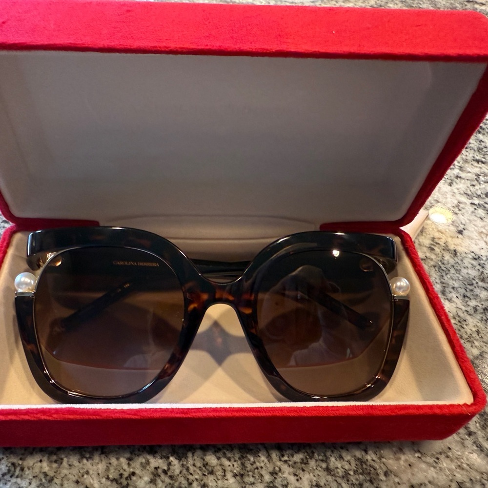 NEW!!! CAROLINA HERRERA Sunglasses
CH0003/S 086HA Authentic ( purchased in Saks)